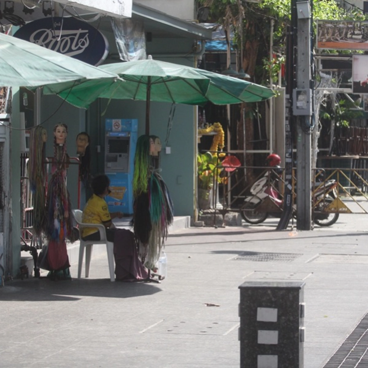 แทบร้าง 'ถนนข้าวสาร' โดนพิษโควิด-19 รอบสอง  