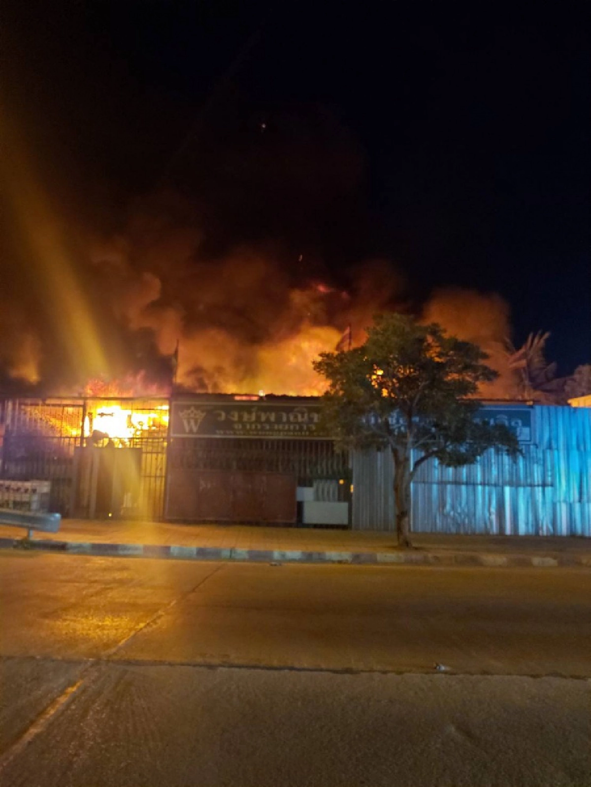 เพลิงวอด โกดังขยะ'วงศ์พาณิชย์' รามอินทรา 14