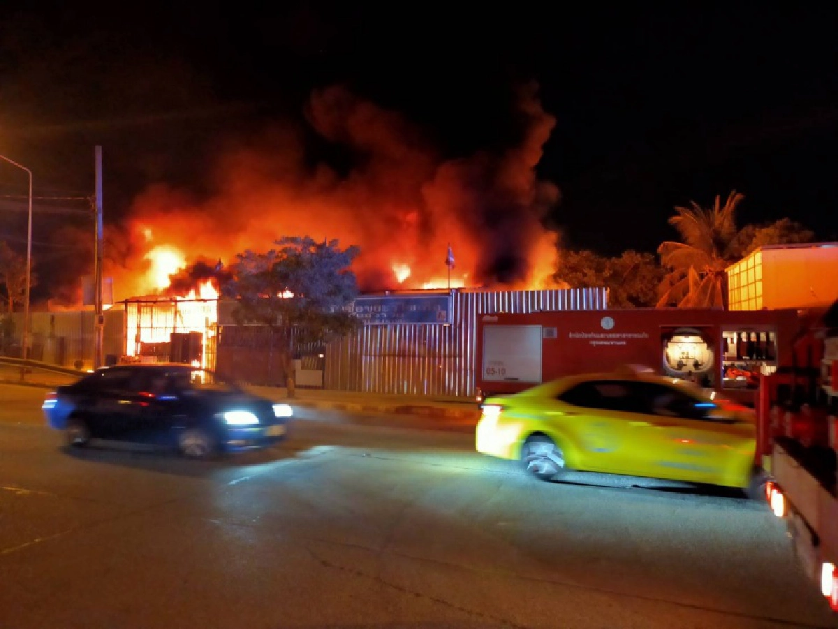 เพลิงวอด โกดังขยะ'วงศ์พาณิชย์' รามอินทรา 14