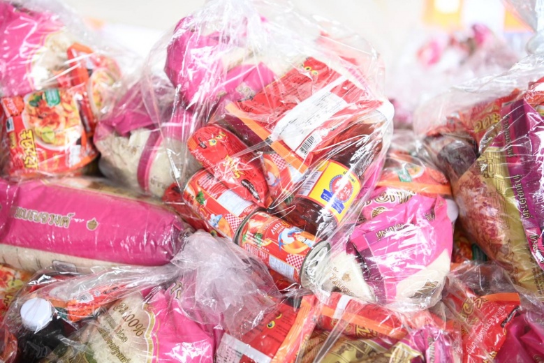 "จุรินทร์" นำทีม ปชป.ลงใต้ มอบถุงยังชีพช่วยน้ำท่วม