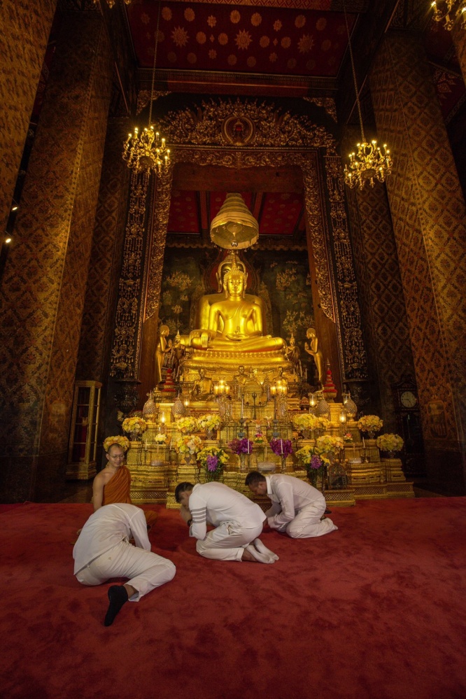 "แท่ง-หนุ่ม-เมฆ" พาไหว้ขอพรที่วัดบวรฯ ในรายการ "ศักดิ์สิทธิ์ คงกระพัน"