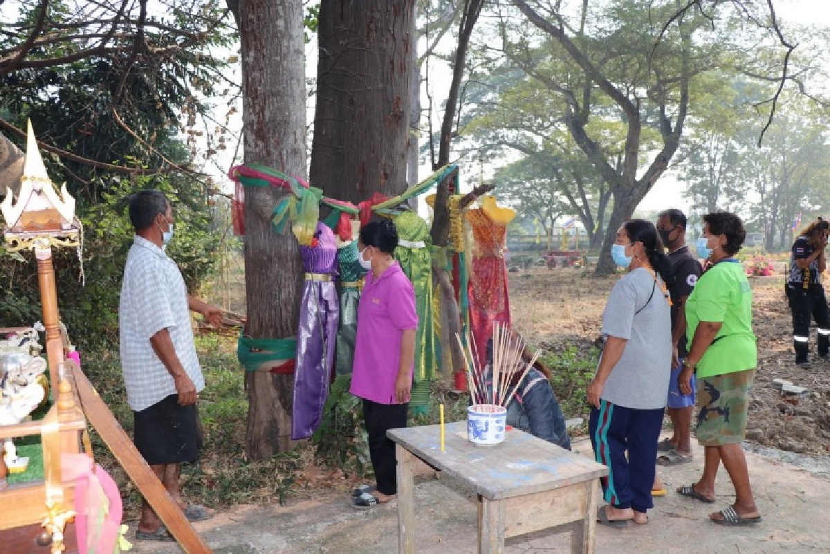 ใกล้หวยออก ชาวบ้านแห่ขอเลขเด็ดตะเคียนคู่ อายุกว่า 100 ปี