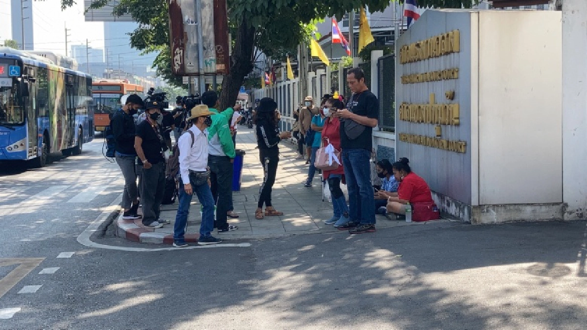 กลุ่มผู้ชุมนุมแห่ให้กำลังใจกลุ่มการ์ดขึ้นศาลแขวงปทุมวัน