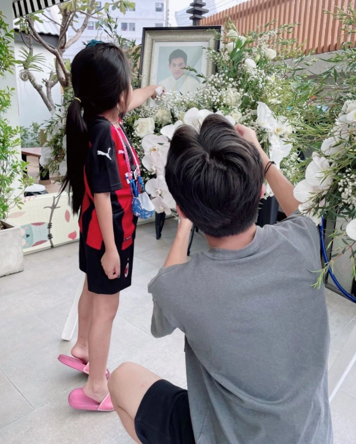 "โบว์" โพสต์ซึ้ง "น้องมะลิ" คุยกับ "รูปถ่ายพ่อปอ" ในวันครบรอบ 5 ปี การจากไป