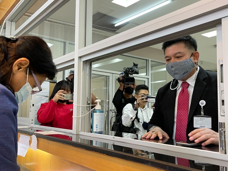 "สิระ" ยื่น กกต.ยุบ"เพื่อไทย" เหตุใช้มติพรรคให้ ส.ส.ลงชื่อถอดถอนขัดรัฐธรรมนูญ