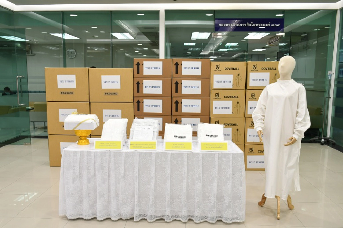 ในหลวง พระราชินี พระราชทาน ชุดPPE 700,000ชุด แก่บุคลากรทางการแพทย์