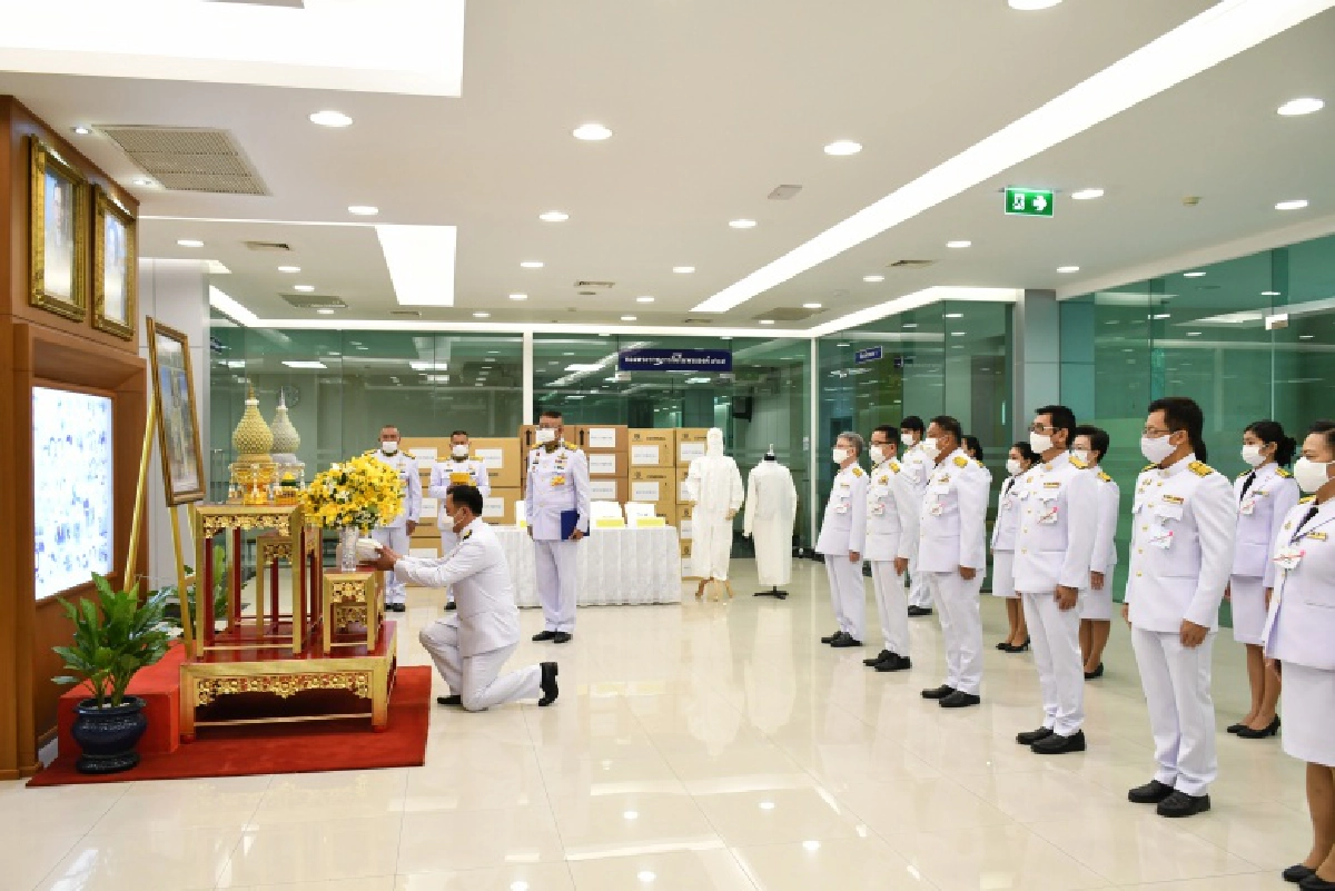 ในหลวง พระราชินี พระราชทาน ชุดPPE 700,000ชุด แก่บุคลากรทางการแพทย์