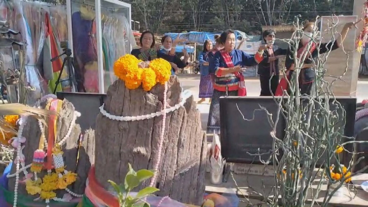 ยังศรัทธา ชาวบ้านแต่งเต็มรำถวายเจ้าแม่โสรภี ที่ศาลข้างบ้านลุงพลตามปกติ