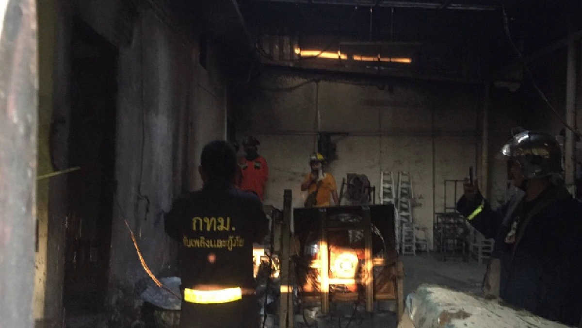 ไฟไหม้ห้องชุบสีด้านหลังโรงงานโครงเตาแก๊ส ย่านบางแค
