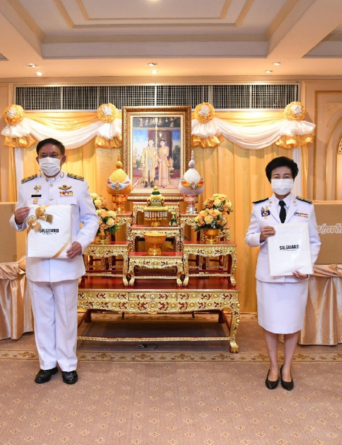 ผู้ว่าราชการกรุงเทพมหานครรับมอบอุปกรณ์ทางการแพทย์พระราชทานเพื่อรับมือสถานการณ์โควิด – 19 ในโรงพยาบาลสังกัดกทม.