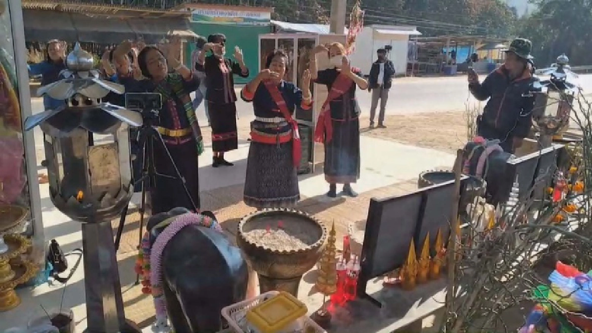 ยังศรัทธา ชาวบ้านแต่งเต็มรำถวายเจ้าแม่โสรภี ที่ศาลข้างบ้านลุงพลตามปกติ