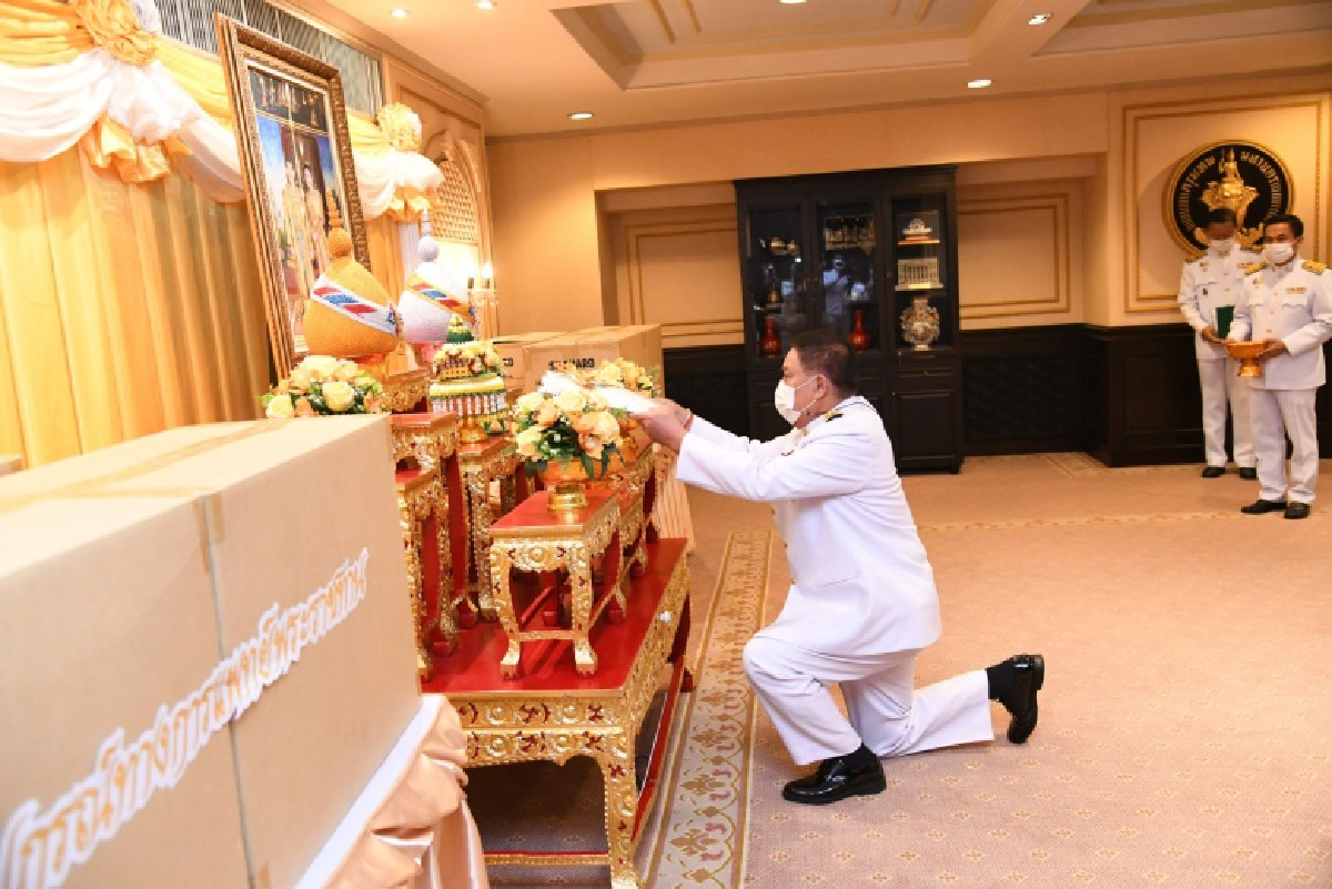 ผู้ว่าราชการกรุงเทพมหานครรับมอบอุปกรณ์ทางการแพทย์พระราชทานเพื่อรับมือสถานการณ์โควิด – 19 ในโรงพยาบาลสังกัดกทม.