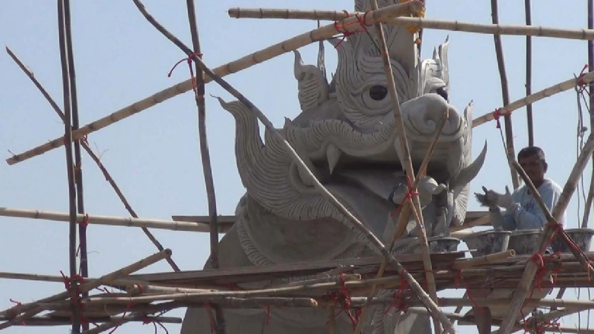 ยังศรัทธา ชาวบ้านแต่งเต็มรำถวายเจ้าแม่โสรภี ที่ศาลข้างบ้านลุงพลตามปกติ
