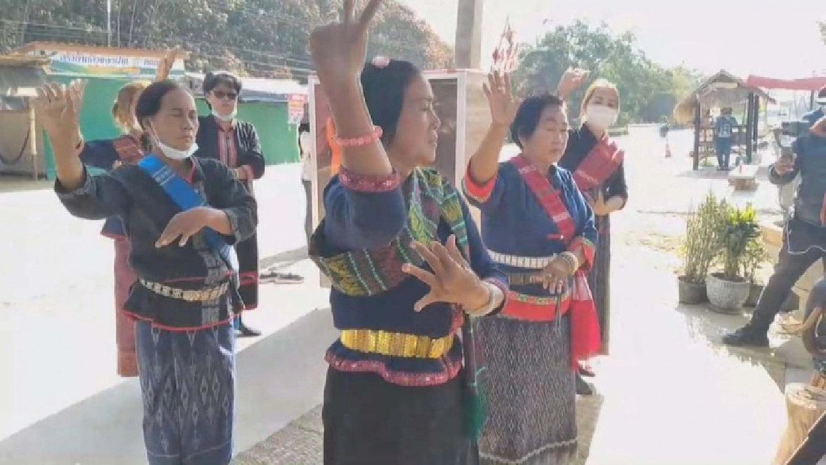 ยังศรัทธา ชาวบ้านแต่งเต็มรำถวายเจ้าแม่โสรภี ที่ศาลข้างบ้านลุงพลตามปกติ