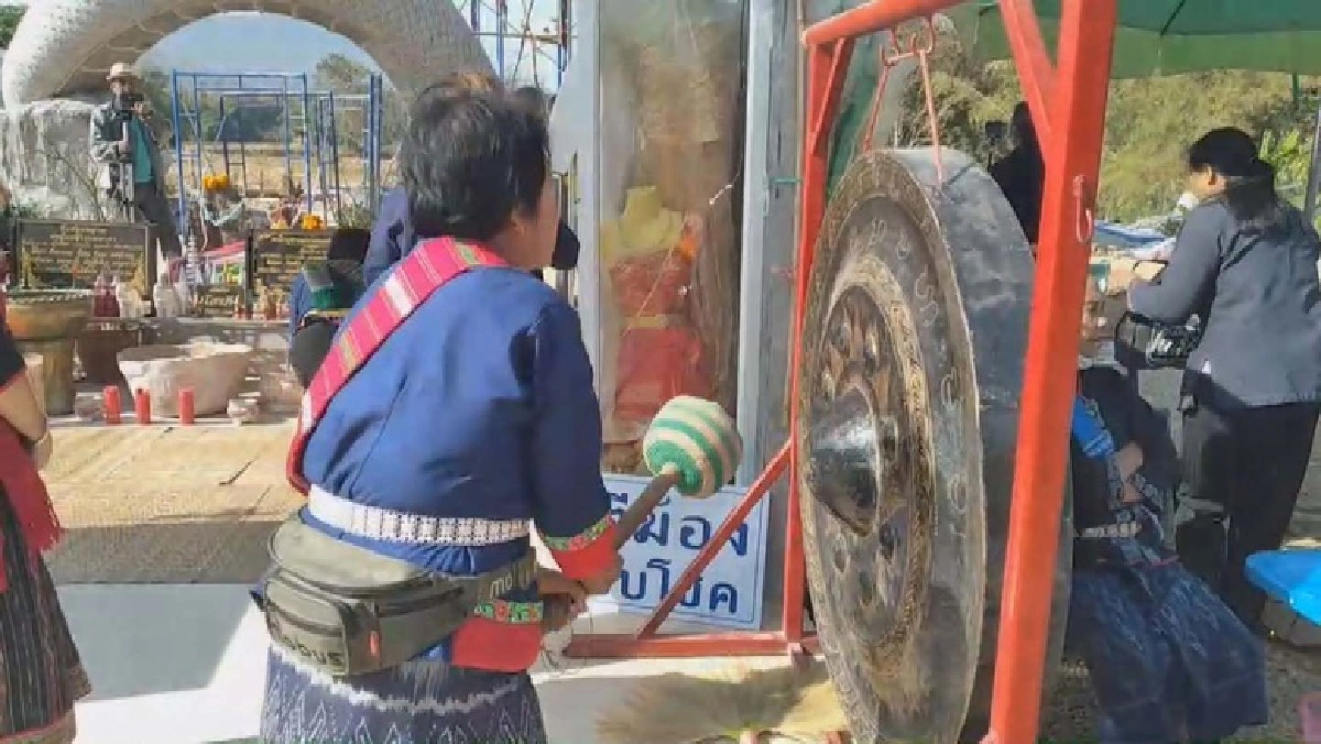 ยังศรัทธา ชาวบ้านแต่งเต็มรำถวายเจ้าแม่โสรภี ที่ศาลข้างบ้านลุงพลตามปกติ