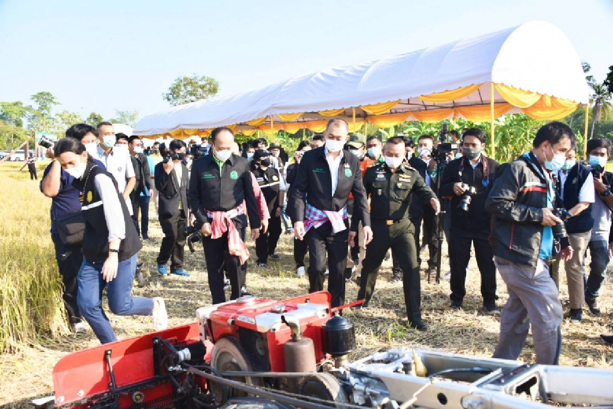 รัฐมนตรีเกษตรฯ นำทีมผู้บริหาร เยี่ยมชมการทดสอบการปฏิบัติงานนวัตกรรมรถเกี่ยวข้าวขนาดเล็กที่คิดค้นและพัฒนาขึ้น เพื่อช่วยลดต้นทุนและเพิ่มผลผลิตให้กับเกษตรกร 