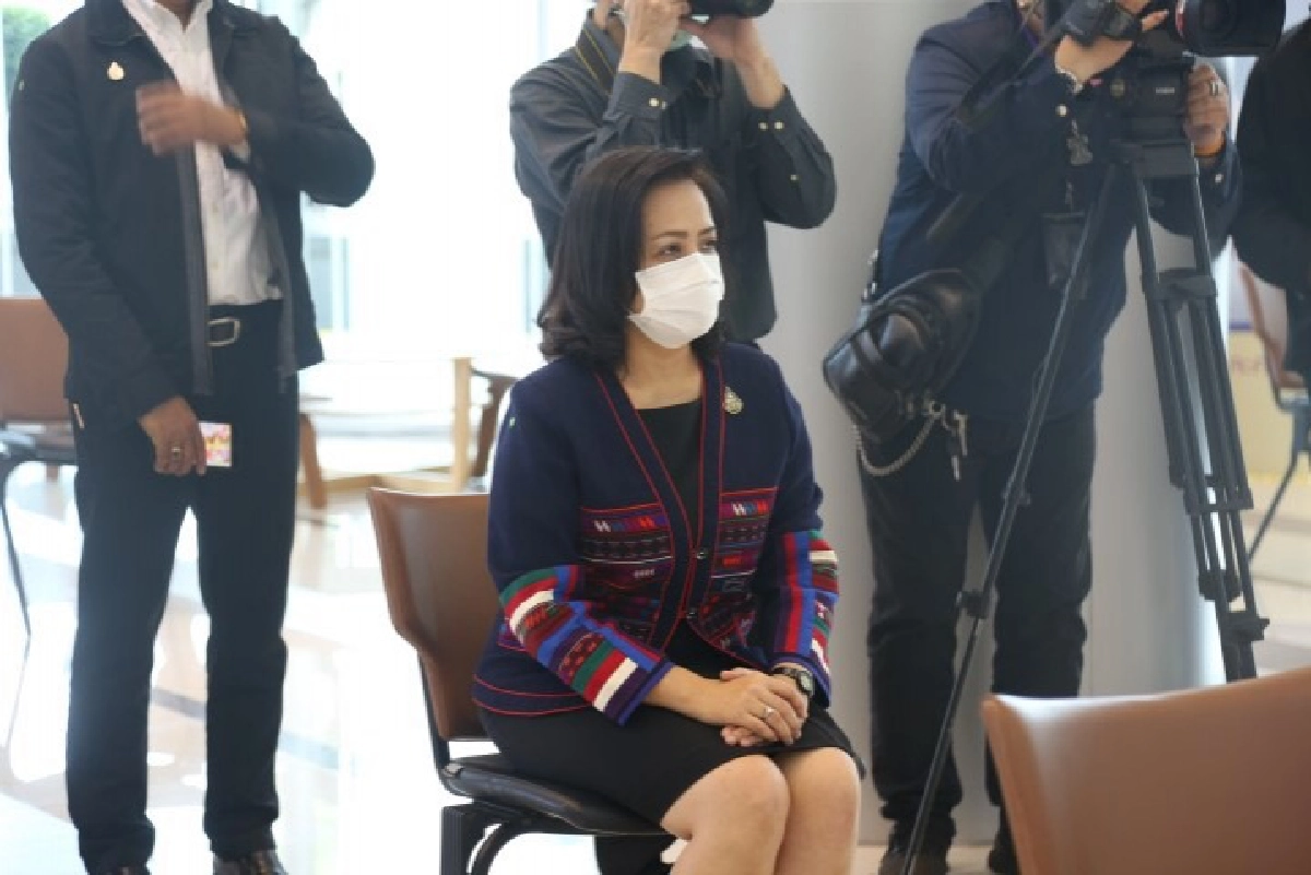 "พม." รับมอบแอลกอฮอล์จากตำรวจ เร่งแจกผู้มีความเสี่ยงสูง 