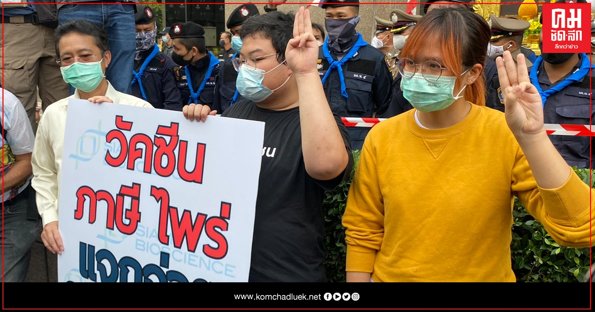 "เพนกวิน" โชว์กิจกรรมยามว่าง หน้าตึกศรีจุลทรัพย์ "เพนกวิน" โชว์กิจกรรมยามว่าง หน้าตึกศรีจุลทรัพย์
