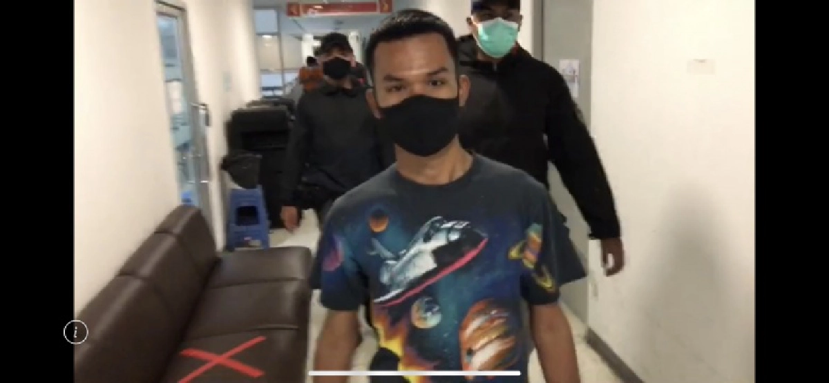 ลูกเกด-ไมค์ นักกิจกรรมกลุ่มราษฎร เข้ารับทราบข้อกล่าวหาคดีอาญามาตรา 112