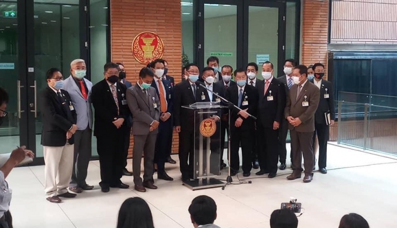 เกมซักฟอก พท.-ก้าวไกล รบไประแวงไป