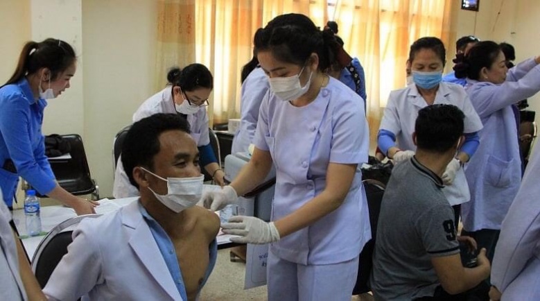 เข็มแรก ฉีดวัคซีนโควิด "นักการเมืองลาว"