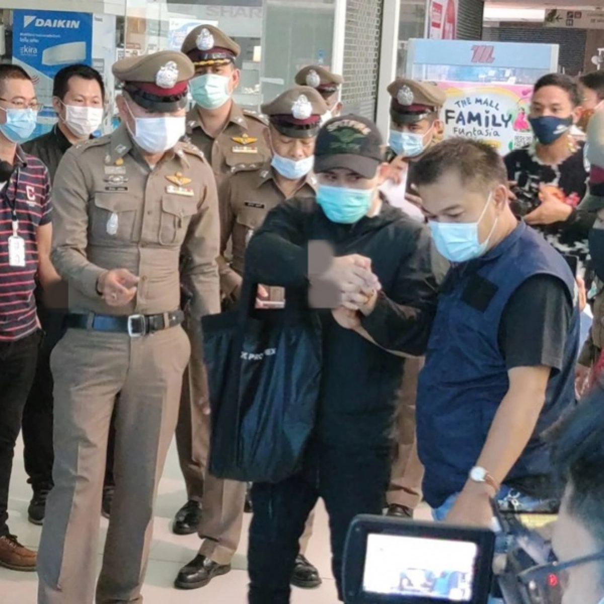 คุมเข้มหิ้วผู้ต้องหาชิงเงินธนาคารทำแผน เจ้าตัวสารภาพสิ้น 