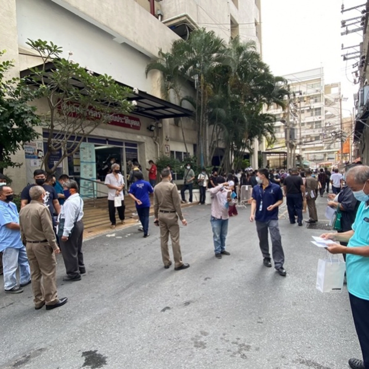 เปิดวันแรก กองทะเบียนประวัติอาชญากร คนแห่ใช้บริการแน่น หลังปิด 3 วัน เซ่นตร.ติดโควิด-19 