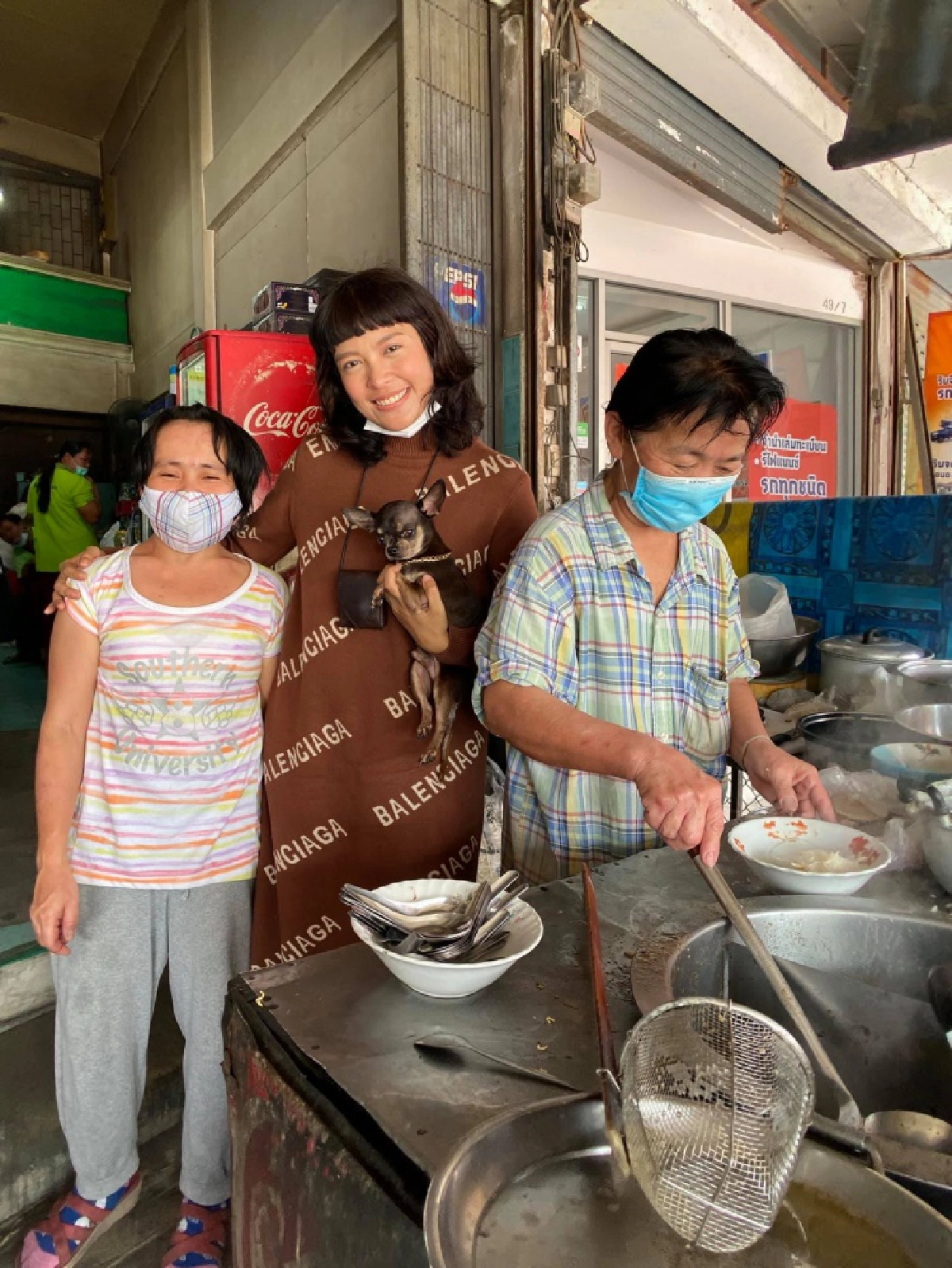 ป้าร้านก๋วยเตี๋ยว เก็บสุนัขได้ ปฎิเสธรับเงินแสน หลังเจ้าของประกาศตามหา ใครเจอให้ 1 แสนบาท  