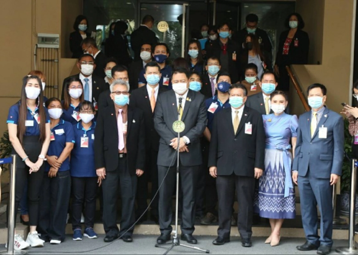 "ประวิตร" มอบเงินว่างงาน ให้ลูกจ้าง "บริษัทบอดี้แฟชั่นฯ" นครสวรรค์