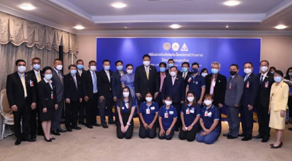 "ประวิตร" มอบเงินว่างงาน ให้ลูกจ้าง "บริษัทบอดี้แฟชั่นฯ" นครสวรรค์