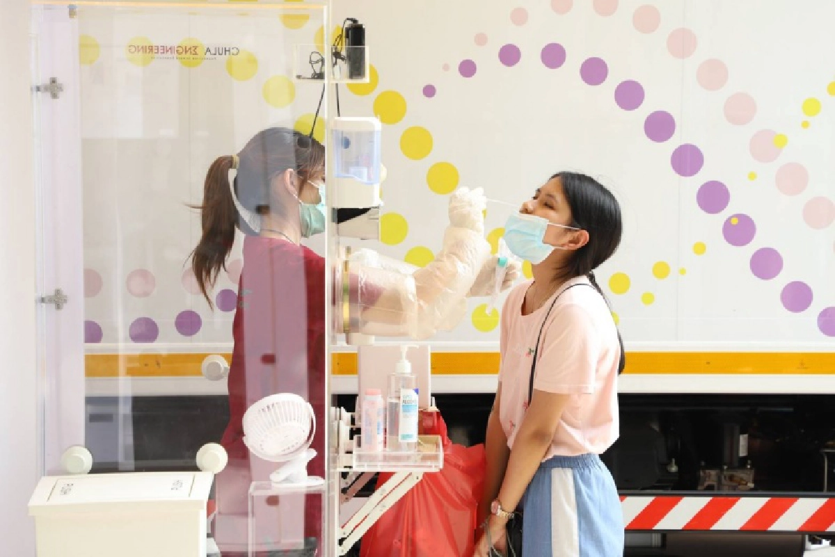 ประชาชนใจกลางเมืองมหาชัย เข้ารับการตรวจหาเชื้อโควิด โดยรถพระราชทานวิเคราะห์ผลด่วนพิเศษ 