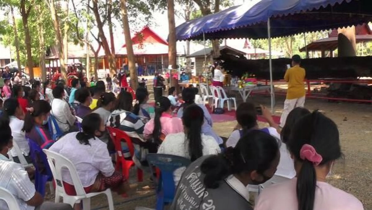 ใกล้หวยออก ชาวบ้านแห่ขอโชคต้นตะเคียน หลังงวดที่แล้วถูกเลขท้าย 2 ตัวยกหมู่บ้าน