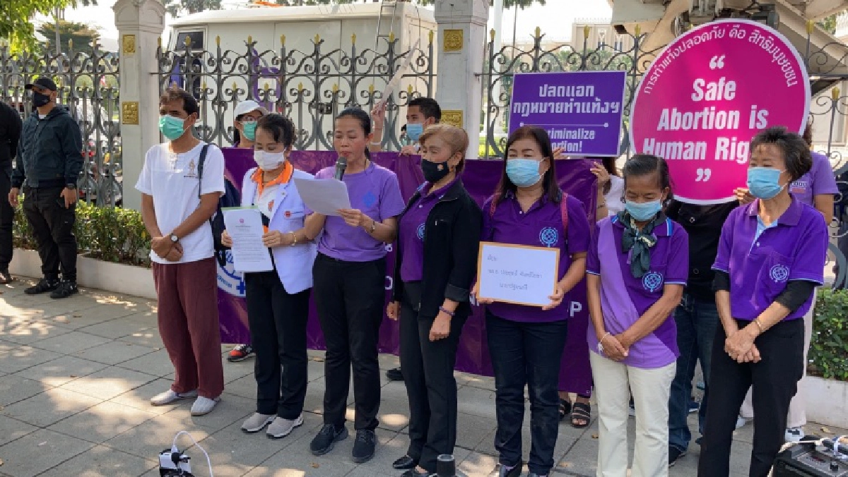 กลุ่มแรงงานสตรี รวมตัวยื่นหนังสือถึงนายกรัฐมนตรี