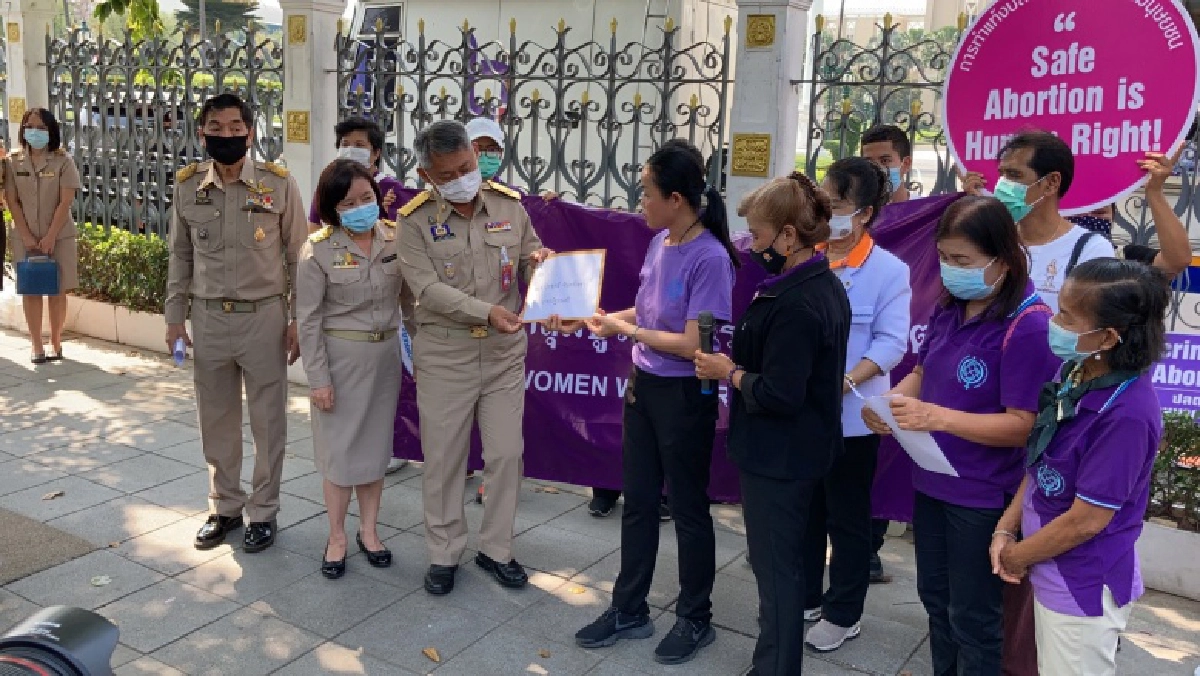 กลุ่มแรงงานสตรี รวมตัวยื่นหนังสือถึงนายกรัฐมนตรี