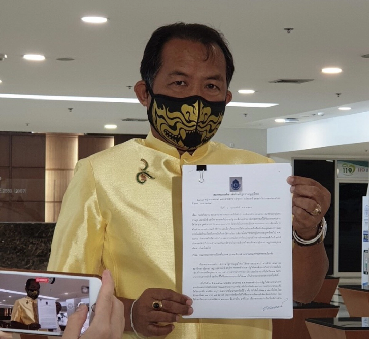 "ศรีสุวรรณ" บุก กกต.สอบ "สิระ" แจกสิ่งของช่วงโควิด-19 เข้าข่ายฝ่าฝืนระเบียบหรือไม่ 