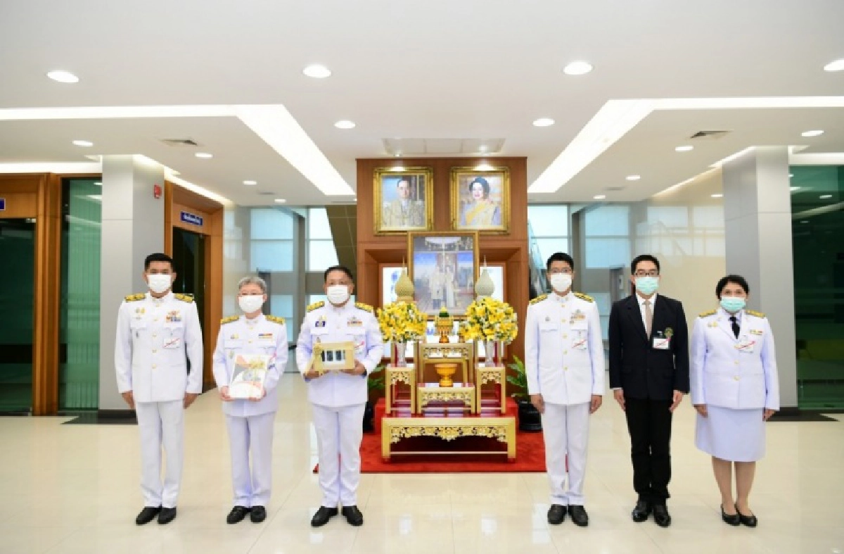 "ในหลวง-พระราชินี" พระราชทานรถเก็บตัวอย่างชีวนิรภัยเพิ่มอีก 7 คัน