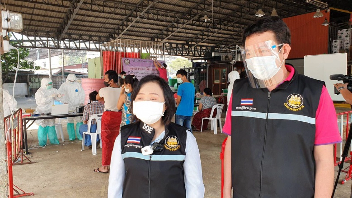 บรรยากาศคึกคัก..ลงทะเบียนแรงงานในตลาดกลางกุ้ง