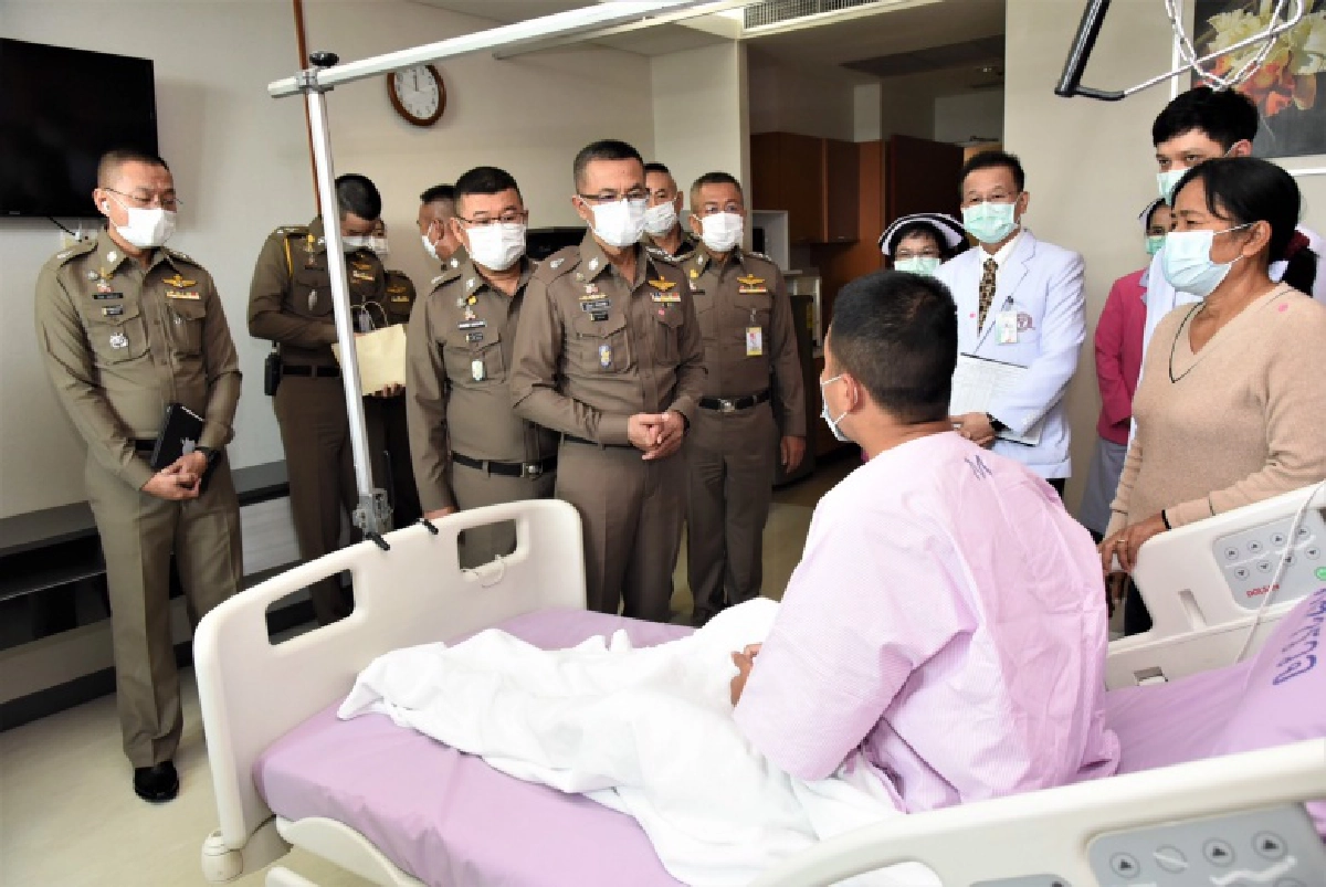 ผบ.ตร.เยี่ยมตำรวจบาดเจ็บเหตุชุมนุมหน้าสถานทูต