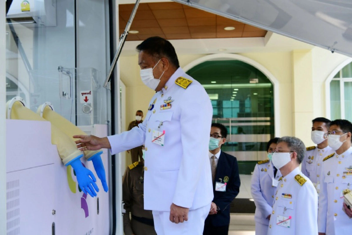 "ในหลวง-พระราชินี" พระราชทานรถเก็บตัวอย่างชีวนิรภัยเพิ่มอีก 7 คัน