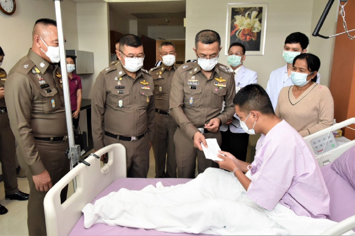 ผบ.ตร.เยี่ยมตำรวจบาดเจ็บเหตุชุมนุมหน้าสถานทูต