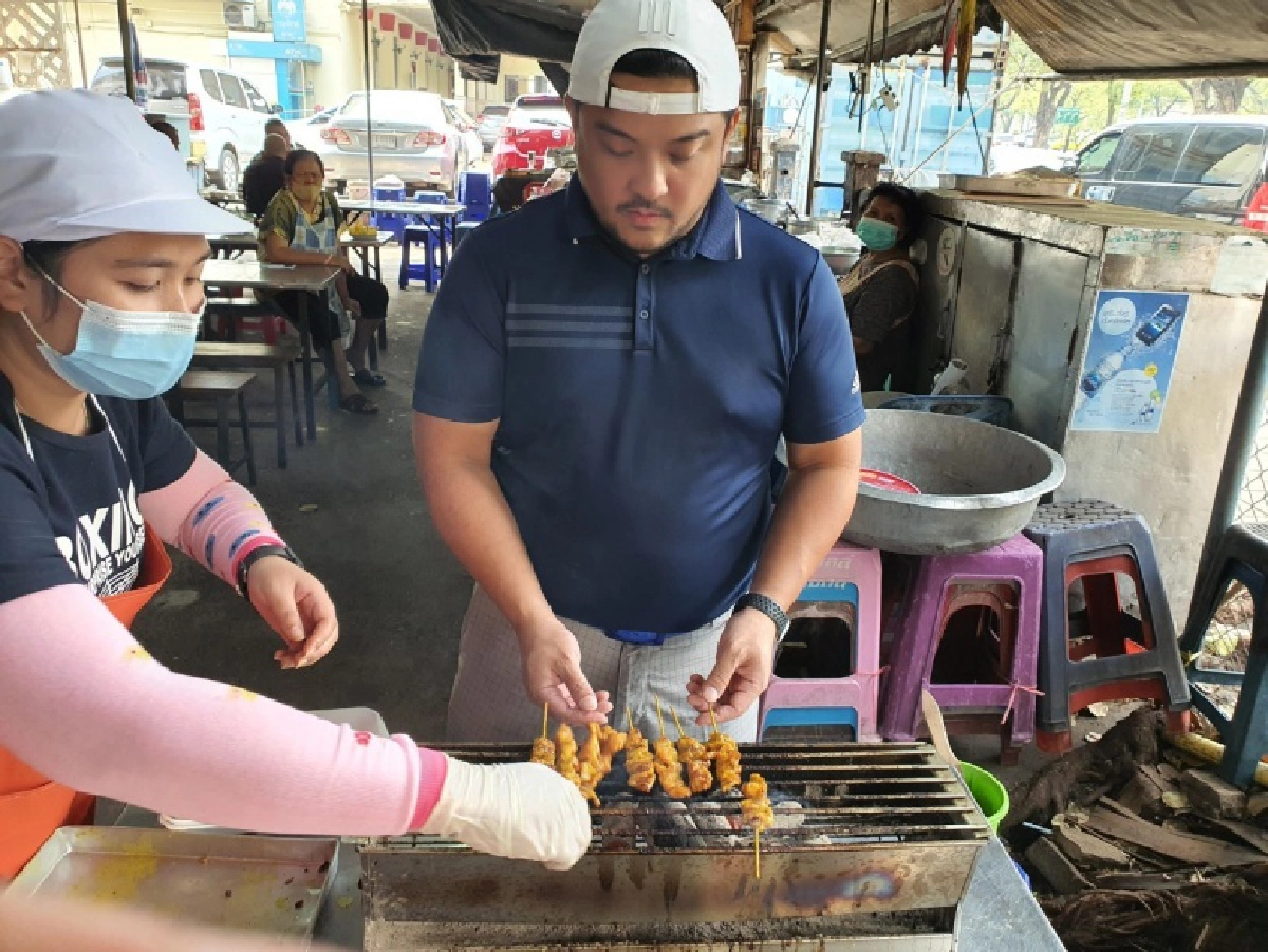 สนามมวยราชดำเนิน หารายได้เสริม ทำหมูสะเต๊ะ -น้ำมะพร้าวปั่น 