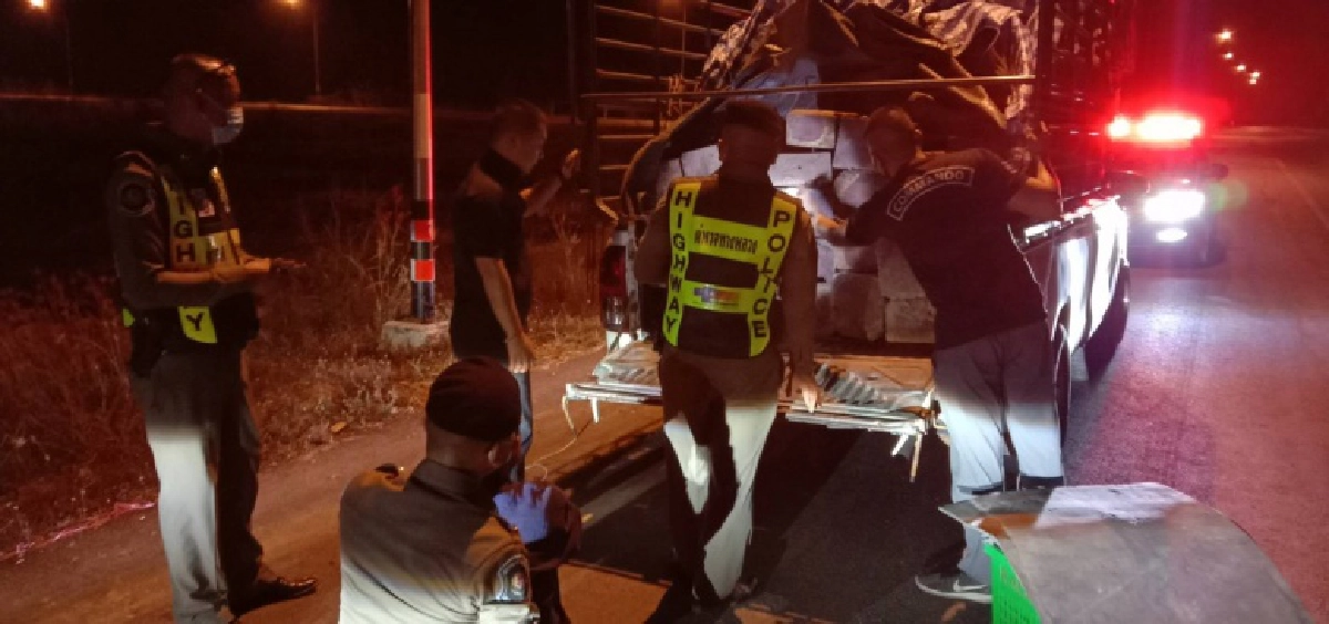 ตร.ทล.พิษณุโลก เมินสินบนลุงวัย 67 ปี สกัดไม้ชิงชันจากแพร่ ส่งมอบลูกค้าปากน้ำ 