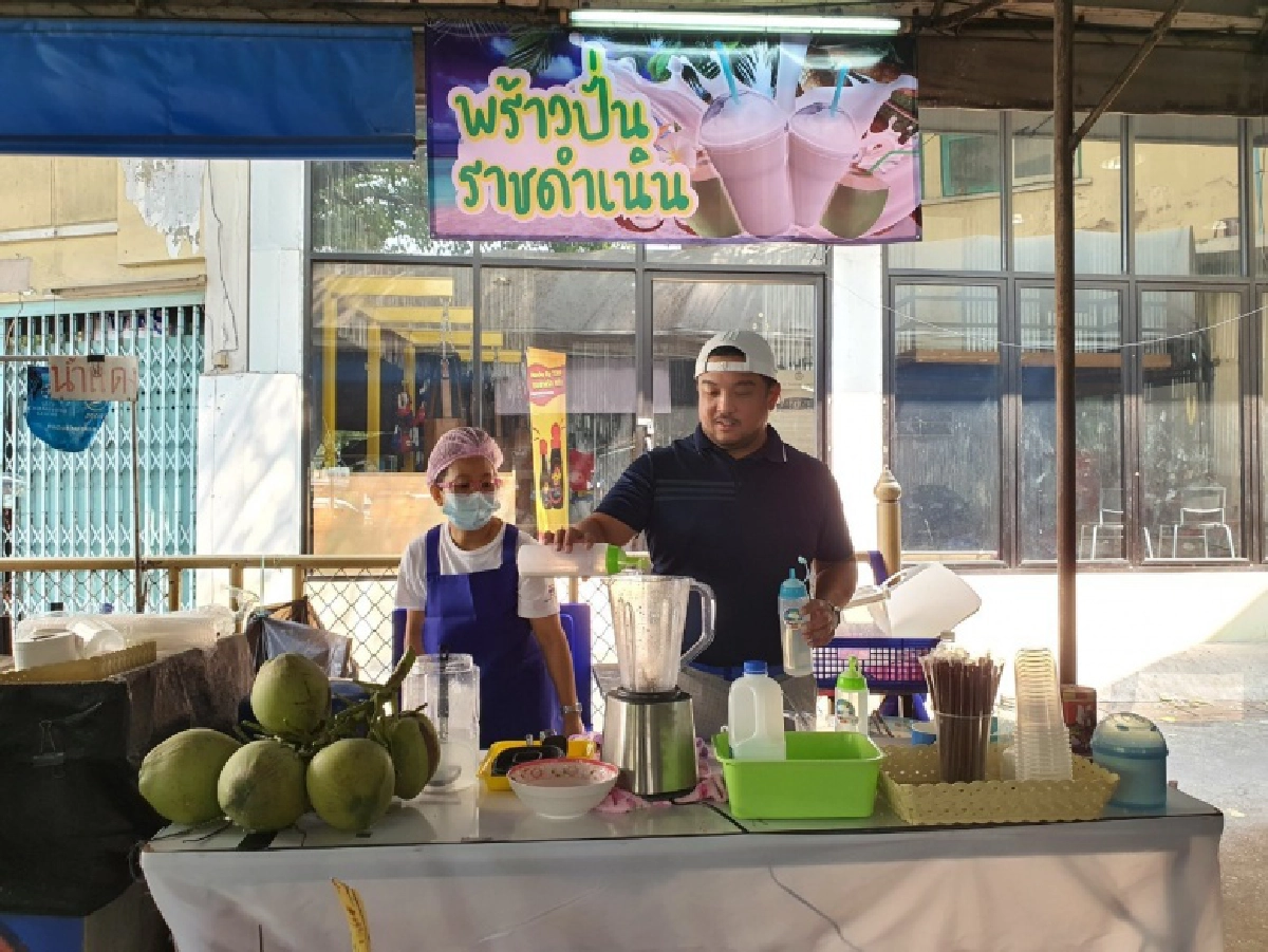 สนามมวยราชดำเนิน หารายได้เสริม ทำหมูสะเต๊ะ -น้ำมะพร้าวปั่น 