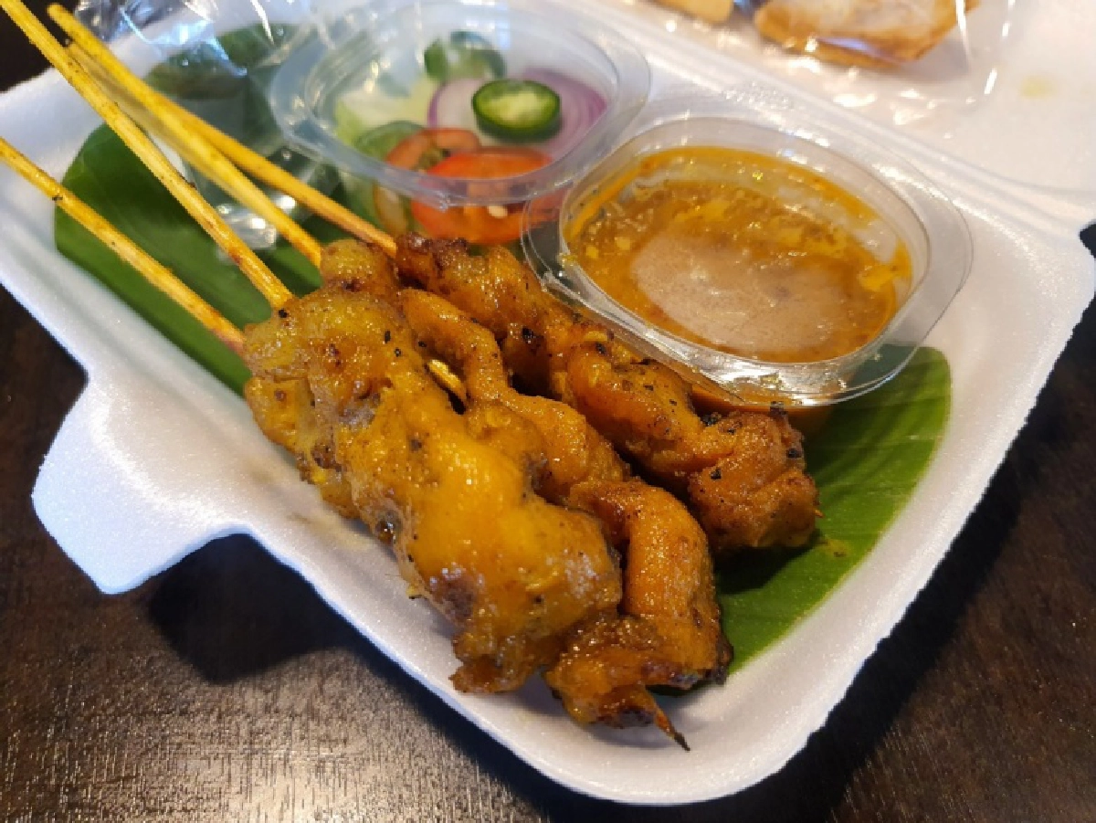 สนามมวยราชดำเนิน หารายได้เสริม ทำหมูสะเต๊ะ -น้ำมะพร้าวปั่น 