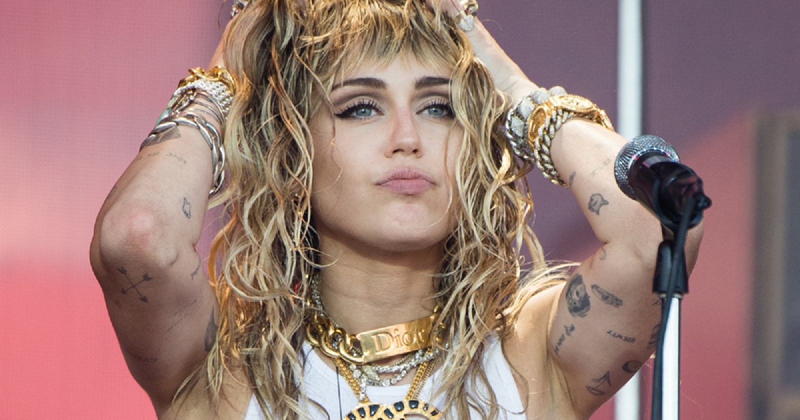 "ไมลีย์ ไซรัส" จับมือ "เดอะ วีกเอนด์" พร้อมเขย่าเวทีโชว์สุดอลังการ