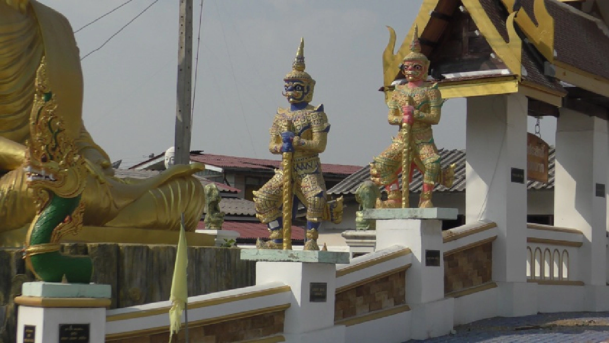 ฮือฮา พระพุทธรูปขนาดใหญ่ 109 องค์ ตั้งตระหง่านรอบโบสถ์วัดดังอ่างทอง