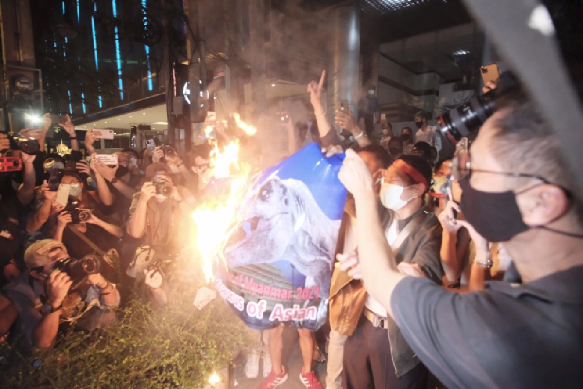 เมียนมา-ไทยร่วมส่องไฟต้านรัฐประหาร คืนอิสระ 'อ่องซานฯ'