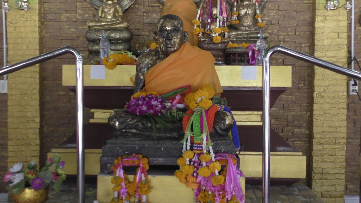 ฮือฮา พระพุทธรูปขนาดใหญ่ 109 องค์ ตั้งตระหง่านรอบโบสถ์วัดดังอ่างทอง