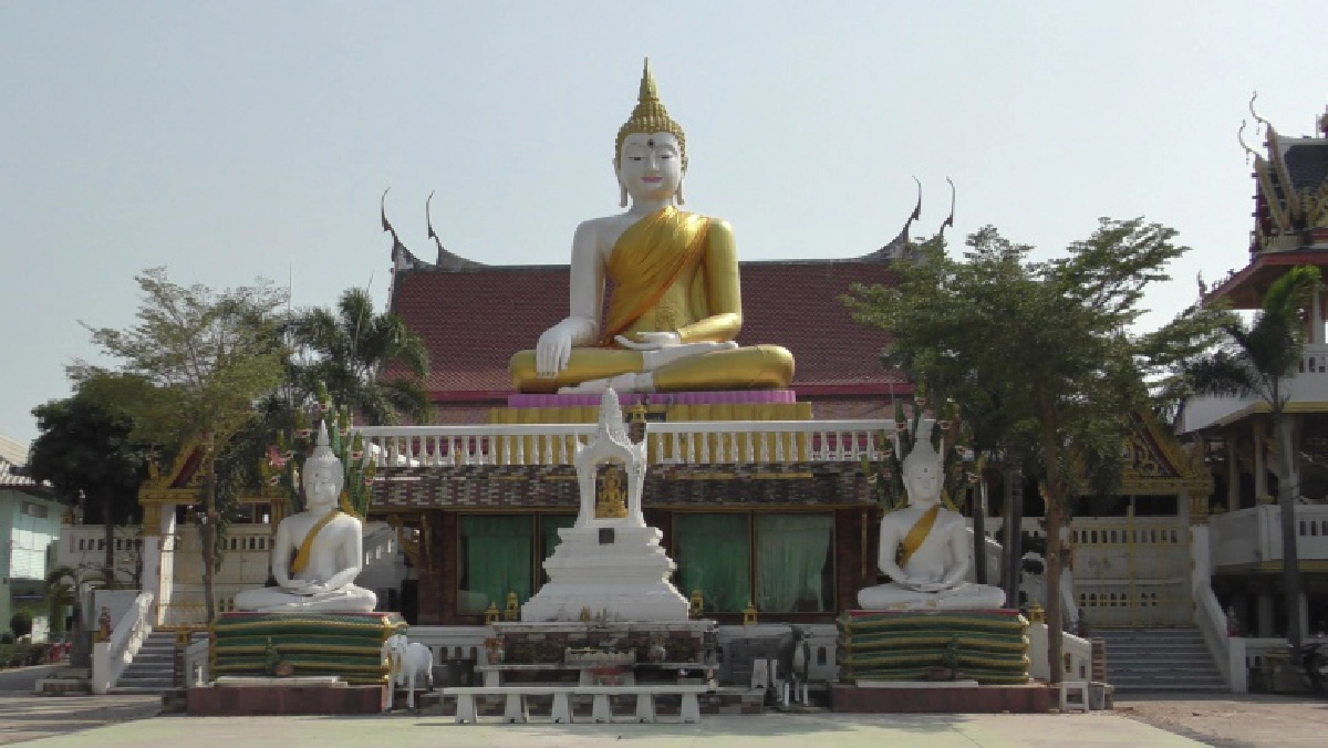 ฮือฮา พระพุทธรูปขนาดใหญ่ 109 องค์ ตั้งตระหง่านรอบโบสถ์วัดดังอ่างทอง