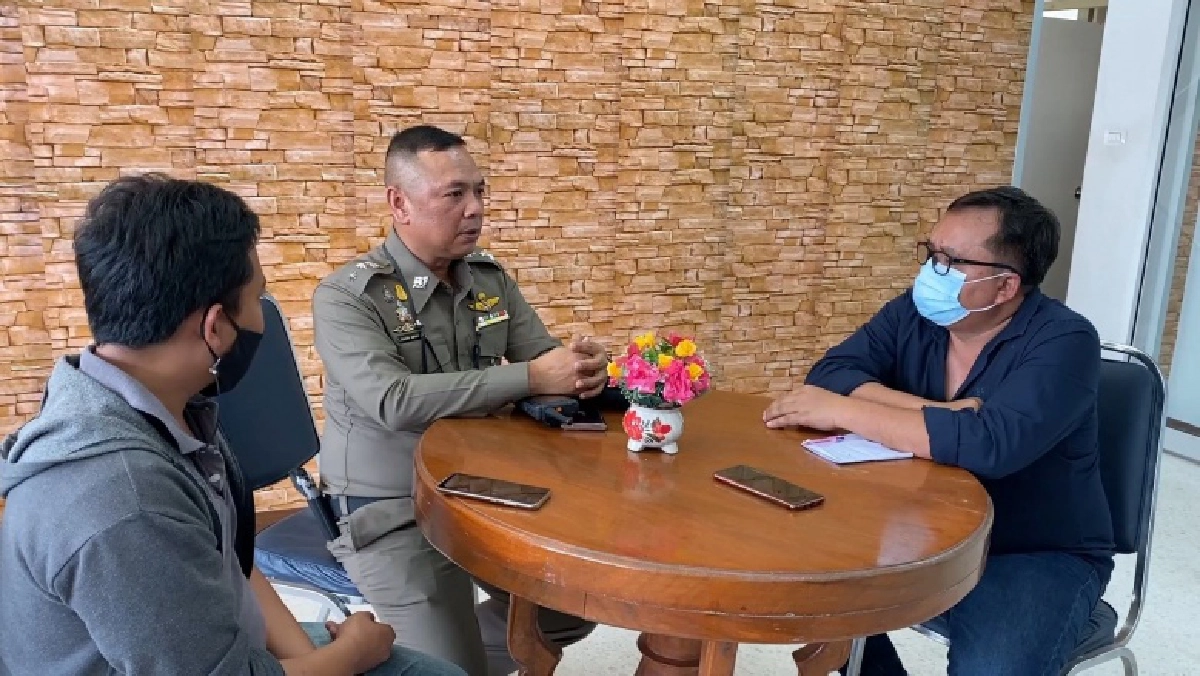 ตำรวจเตรียมแจ้ง 2 ข้อหาหนัก "ผอ.โชว์ปืนหน้าเสาธง"